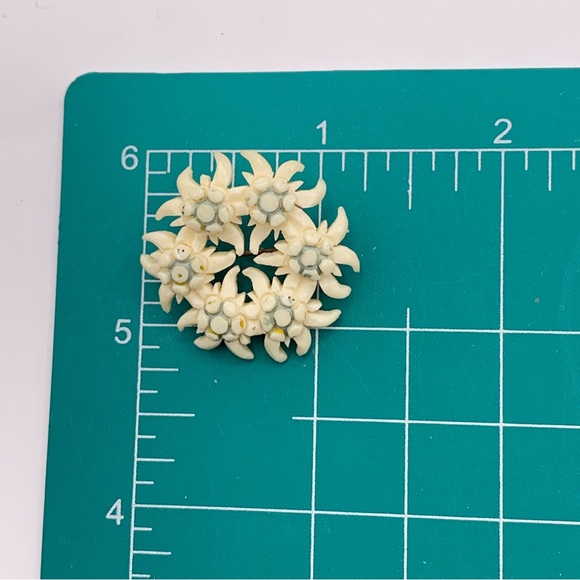 Antique C clasp carved bovine bone flower circle wreath brooch pin green - Picture 7 of 8